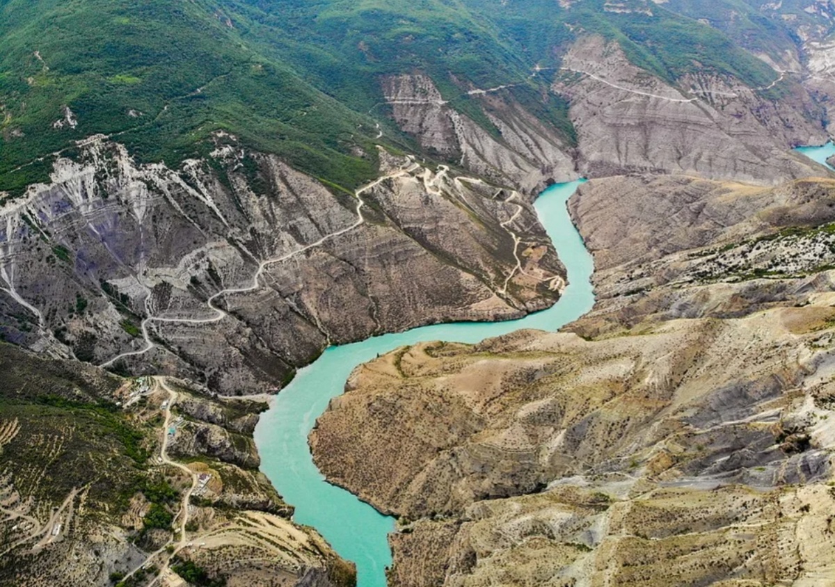 Контрастный кадр Сулакского каньона (бирюзовая вода + зелёные/скалистые берега). Сулакский каньон — одна из самых известных природных достопримечательностей Дагестана, глубочайший каньон Европы. 