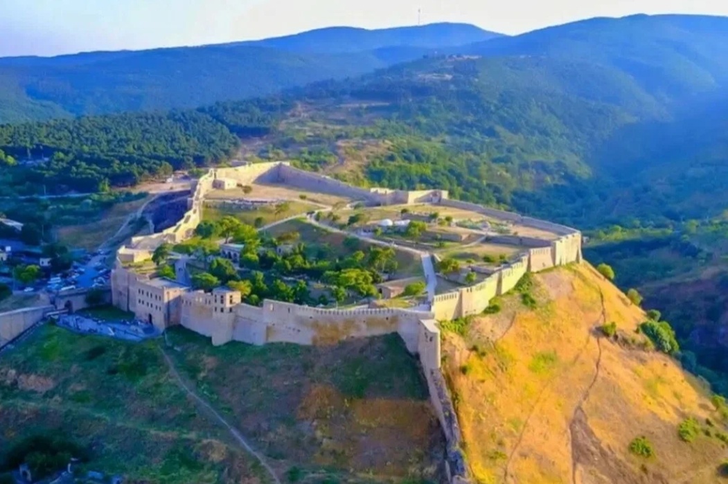 Нарын-кала — персидская цитадель, часть Дербентской крепости в Дагестане.  В 2003 году цитадель, крепостные стены и древняя историческая часть города — магалы — внесены в список памятников Всемирного наследия ЮНЕСКО.