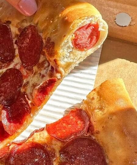 Самая желанная пицца этого месяца — пицца с сосисками в бортиках от канадской PIZZA HUT