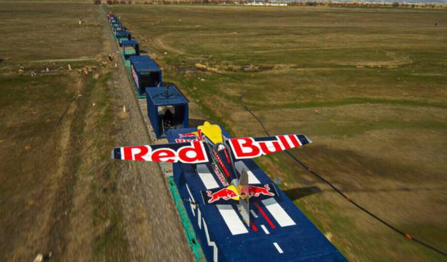 Первая в истории посадка самолета на поезд: как это было