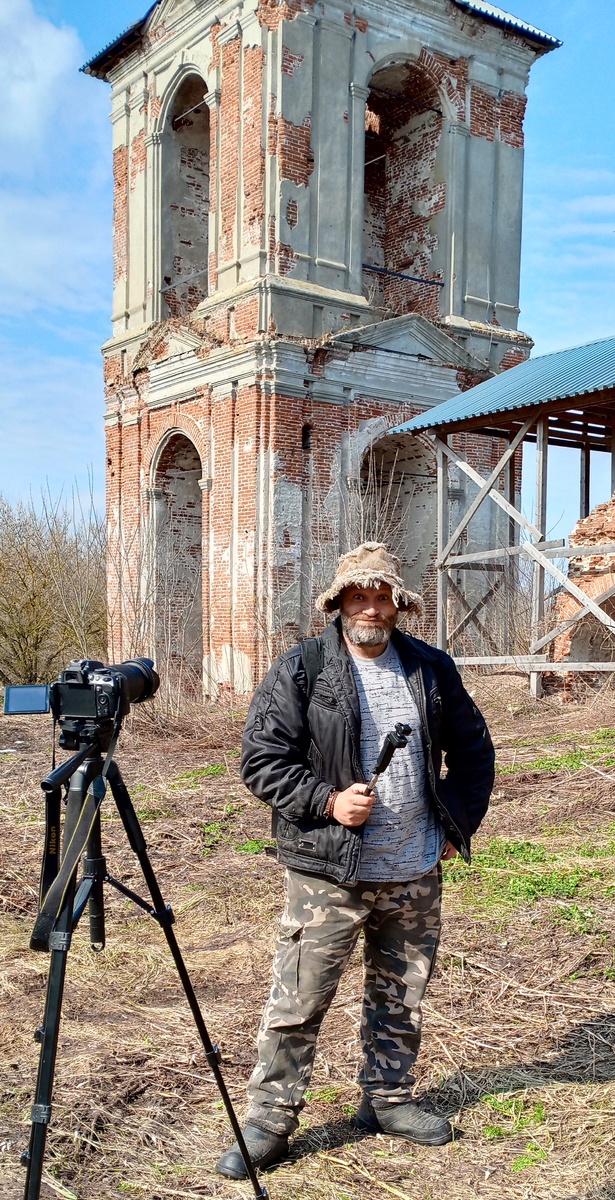 На фоне колокольни