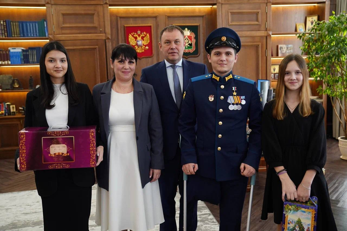 Встреча губернатора Кемеровской области Ильи Середюка с Алексеем и его семьёй. Фото: kuzbass85.ru