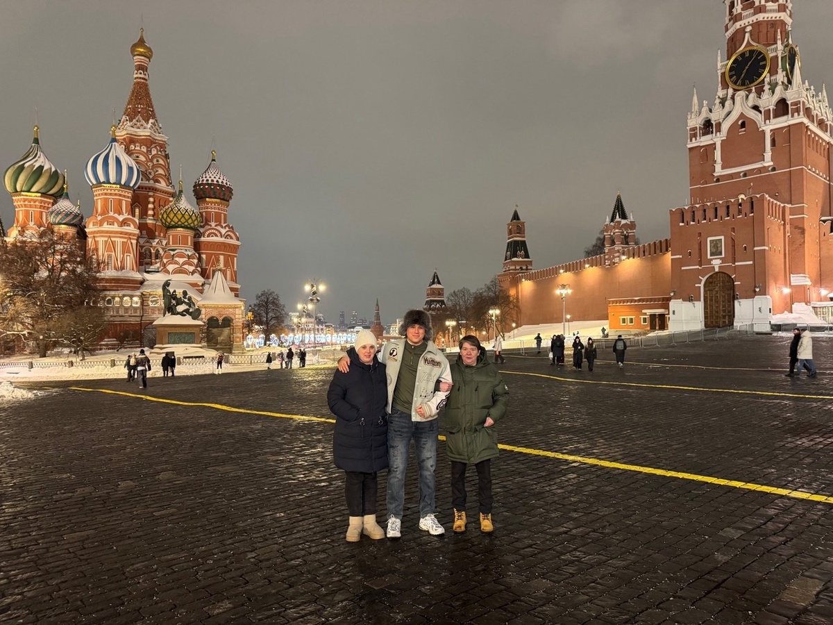Пьер Барр на Красной площади в Москве со старшей сестрой Екатериной (слева) и тетей по матери Яной (справа)