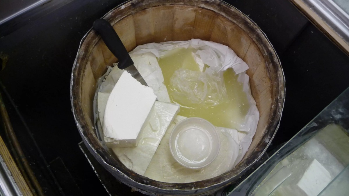 Готовый сыр в бочонке