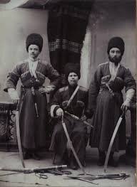 Терское казачье войско — одно из старейших в России (официальное старшинство с 1577 года), сформировавшееся на Северном Кавказе (река Терек) из беглых людей, гребенских казаков и местных народностей. Терцы защищали южные рубежи, участвовали в Кавказской и мировых войнах. Войско упразднено в 1920 году, возрождено в 1990-х годах. 

Основные этапы истории
Возникновение (XV–XVI вв.): Первые славянские поселения на Тереке появились задолго до официальных дат. Основу составили «гребенские» казаки (в предгорьях) и «низовые» терцы. В 1577 году царь Иван Грозный укрепил астраханских стрельцов и казаков на Тереке, что считается началом официальной службы.
XVII–XVIII века: Строительство крепостей (Терки, позже Святой Крест, Моздок), переселение донских казаков. В 1721 году войско подчинено Военной коллегии России.
XIX век — Кавказская война: Казаки стали главной силой в противостоянии на Кавказе. В 1860 году образована Терская область, а в 1861 году — Терское казачье войско.
XX век — Революция и возрождение: В 1914 году войско почти полностью ушло на фронт Первой мировой войны. В 1918–1920 гг. казачество подверглось репрессиям и расказачиванию, войско упразднено.
Современность: В 1990-1991 годах началось возрождение, ныне действует «Терское войсковое казачье общество». 

 
Структура и культура
Состав: Терцы отличались этническим разнообразием, включая, помимо славян, горцев, осетин, калмыков и представителей тюркских народов, переходивших в православие.
Войсковое деление: Делилось на отделы: Кизляро-Гребенской, Сунженско-Владикавказский, Горско-Моздокский и Волгский.
Культура: Уникальный быт, сочетающий русские традиции с влиянием горских народов (одежда, вооружение). 