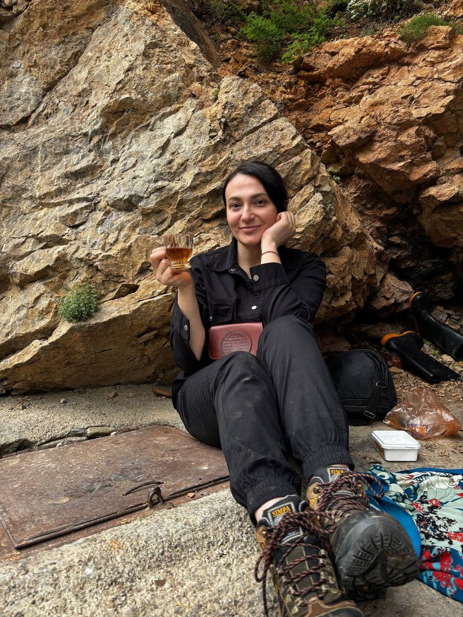 Вот так, пройдя примерно треть пути, мы устроились для перекуса в горной пещере. А эти боты мне выдал гид, 39-ый размер, как я и просила (производство Иран)