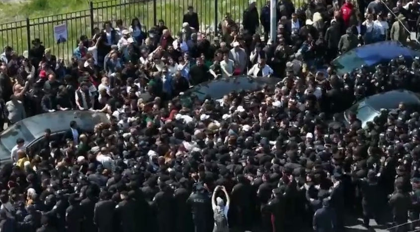 У здания суда в Ереване произошла потасовка между сторонниками Карапетяна и полицией