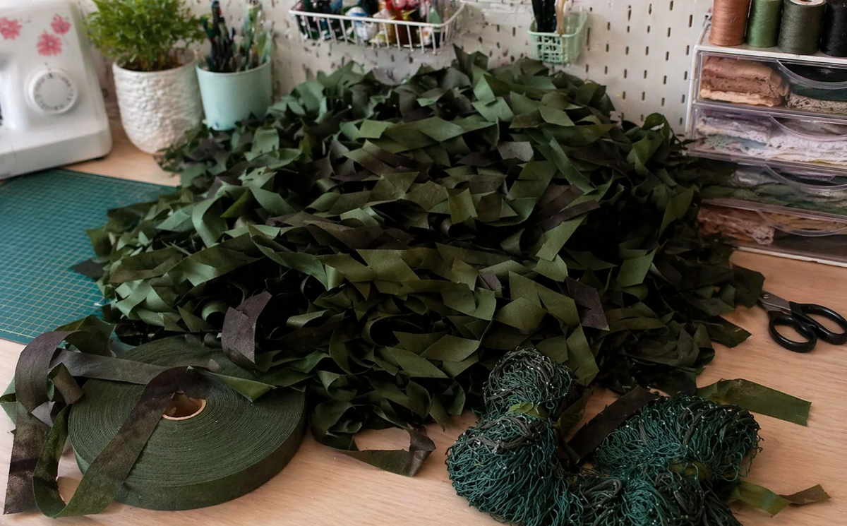 Это нетканый материал (состав 95% полипропилен), который делают в виде ленты. Она лёгкая, но при этом достаточно прочная, не боится влаги, не гниёт и спокойно переносит улицу.