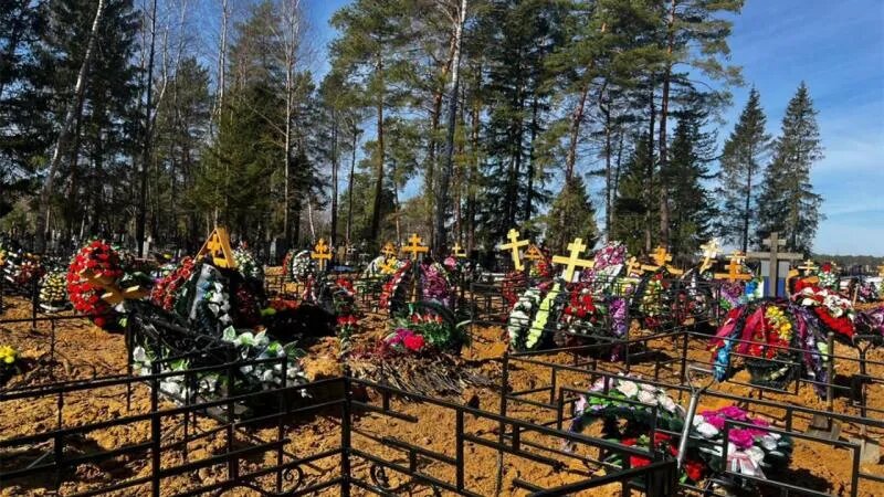 Радоница 2026: почему запрещает оставлять еду на могилах и как правильно поминать