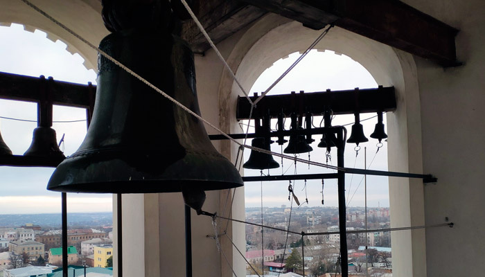 В этот день миряне все еще могут подняться на колокольню, чтобы собственноручно ударить в колокола. Фото: 1MI