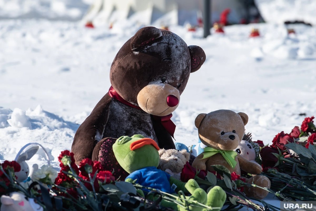     К месту гибели девочки несут цветы и игрушки (архивное фото)