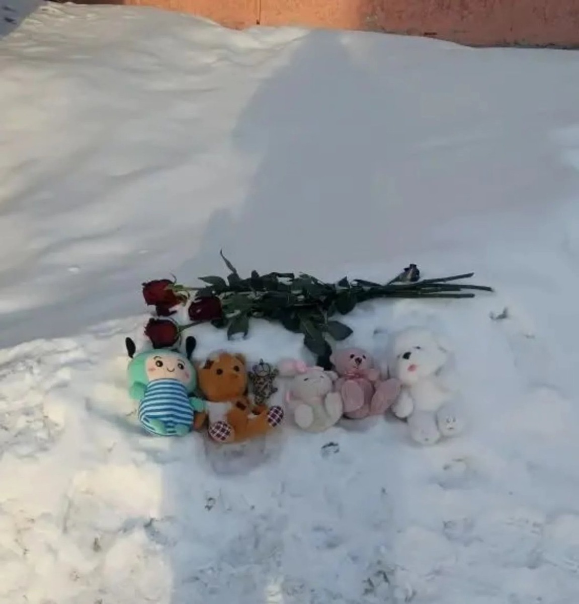    Стихийный мемориал попытался уничтожить дворник «Магнита»