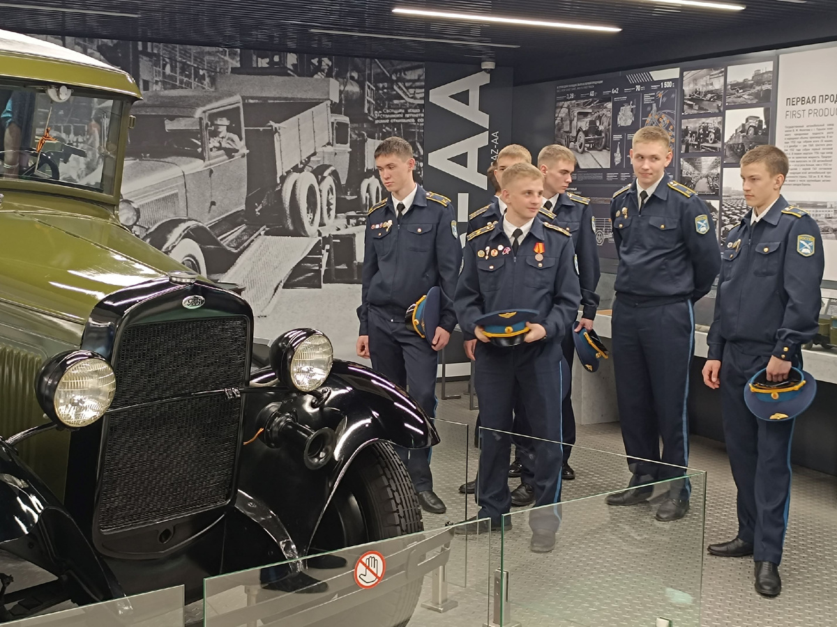  В музее ГАЗ..