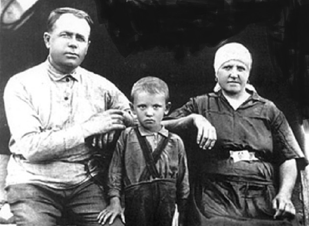 Юный Миша Горбачев с бабушкой и дедушкой. Источник: https://clck.su/YGTCK