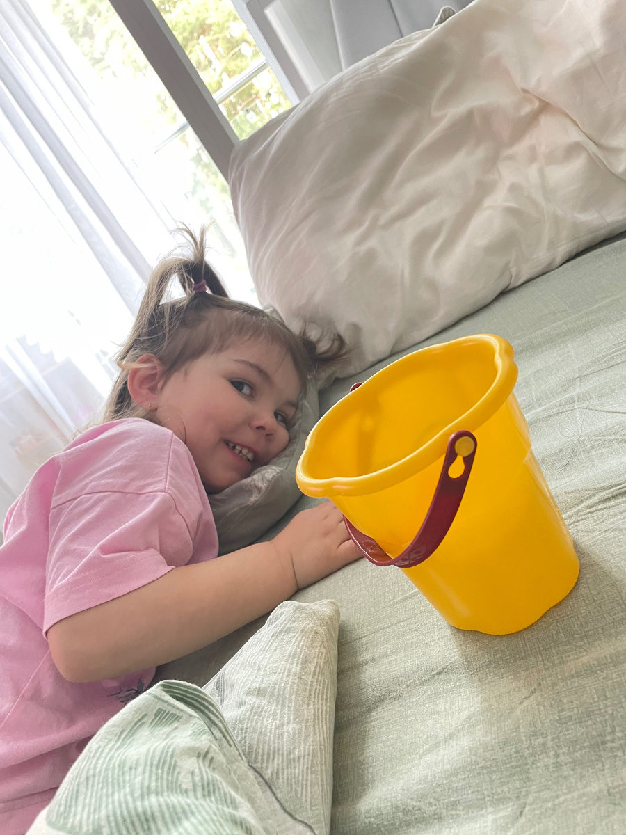 Это уже после дневного сна, животик еще болит, рвоты нет, но ведерко рядом тк машинка еще стирает «ночные улики».