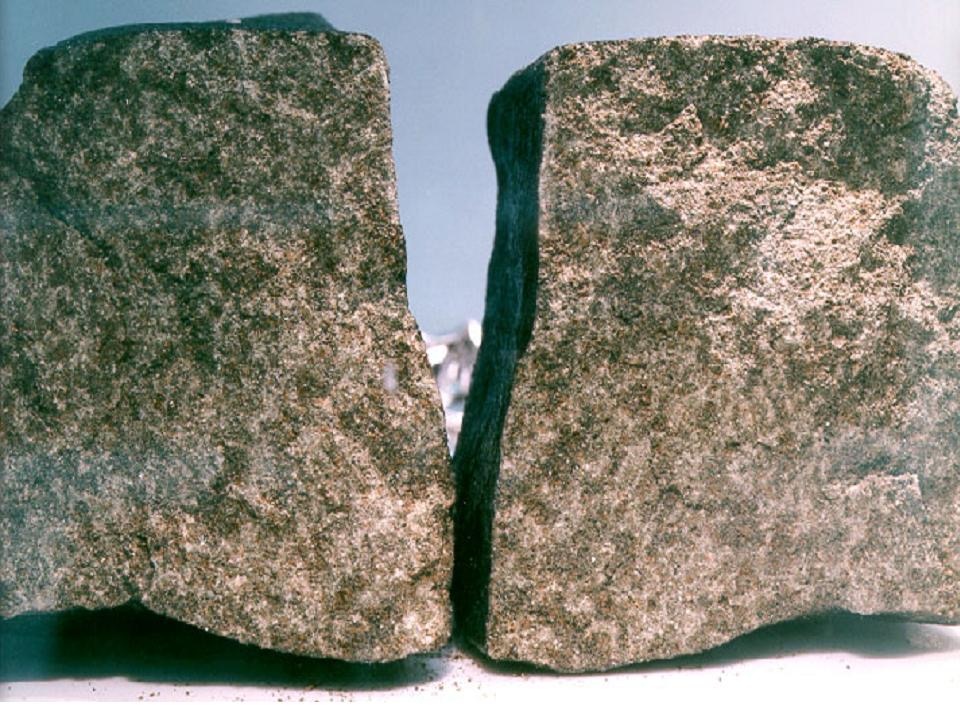 Метеорит Нахла Два фрагмента метеорита после раскола в 1998 году. Фото NASA. Фото: взято из en.wikipedia.org