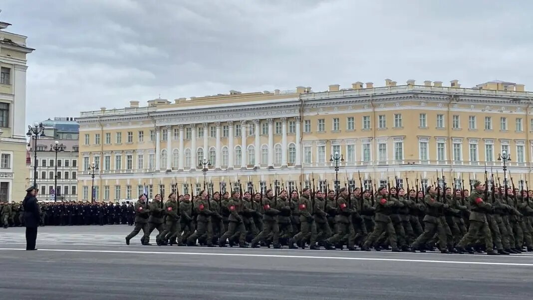    Репетиция Парада Победы на Дворцовой площади в 2025 году. Фото: Мойка78