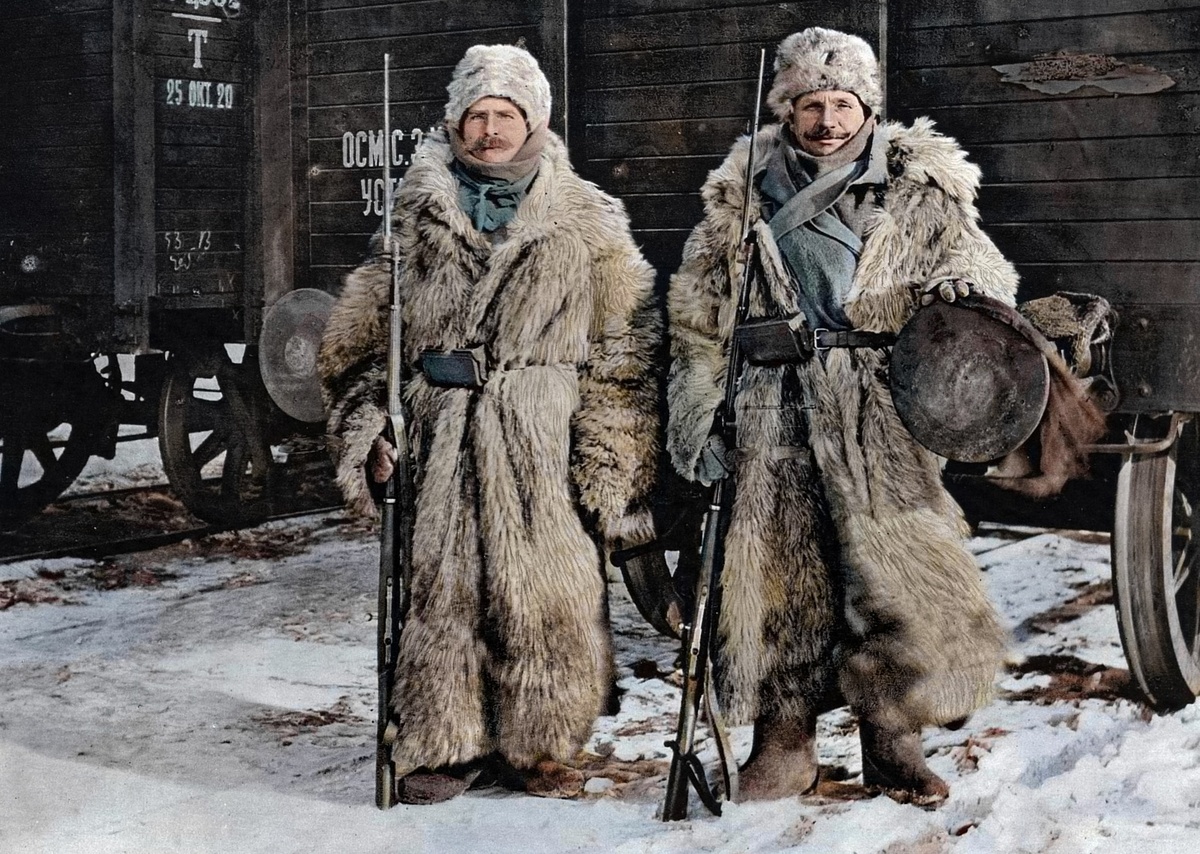 Солдаты Чехословацкого корпуса охраняют эшелон на Транссибе. Гражданская война в России. Но видимо это уже осень 1920-го как раз. 