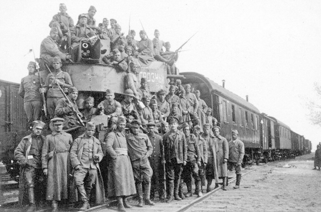 Солдаты Чехословацкого корпуса позируют на фоне бронеавтомобиля "Гарфорд" на ж/д платформе. Май 1918 года.