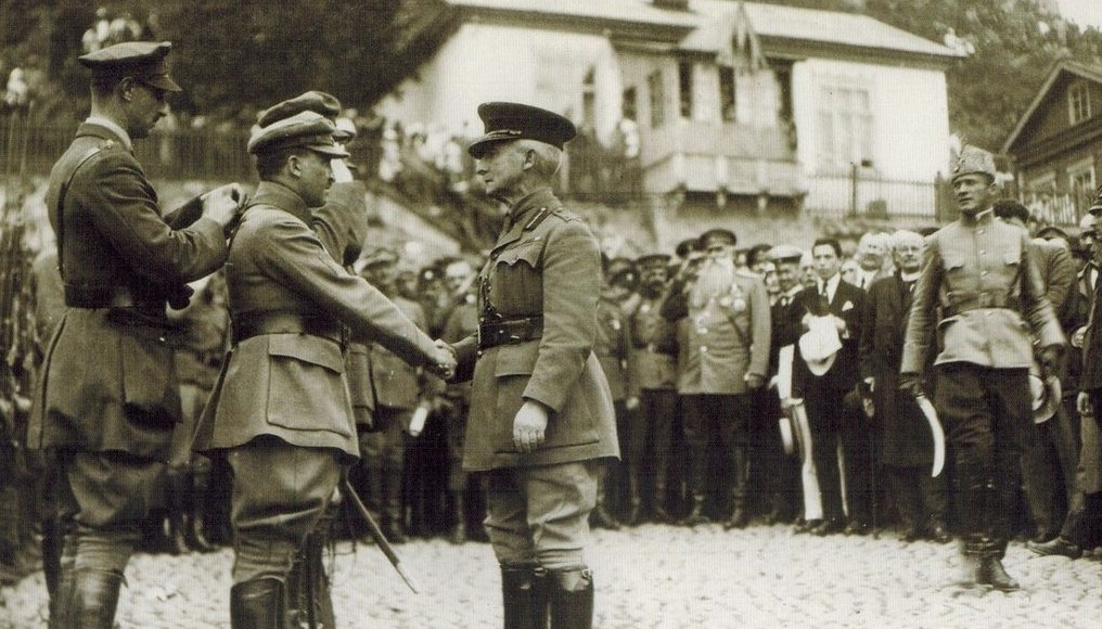 Британский генерал Бойс награждает орденом Бани командующего Чехословацким корпусом Станислава Чечека. Владивосток, Лето 1919 года.