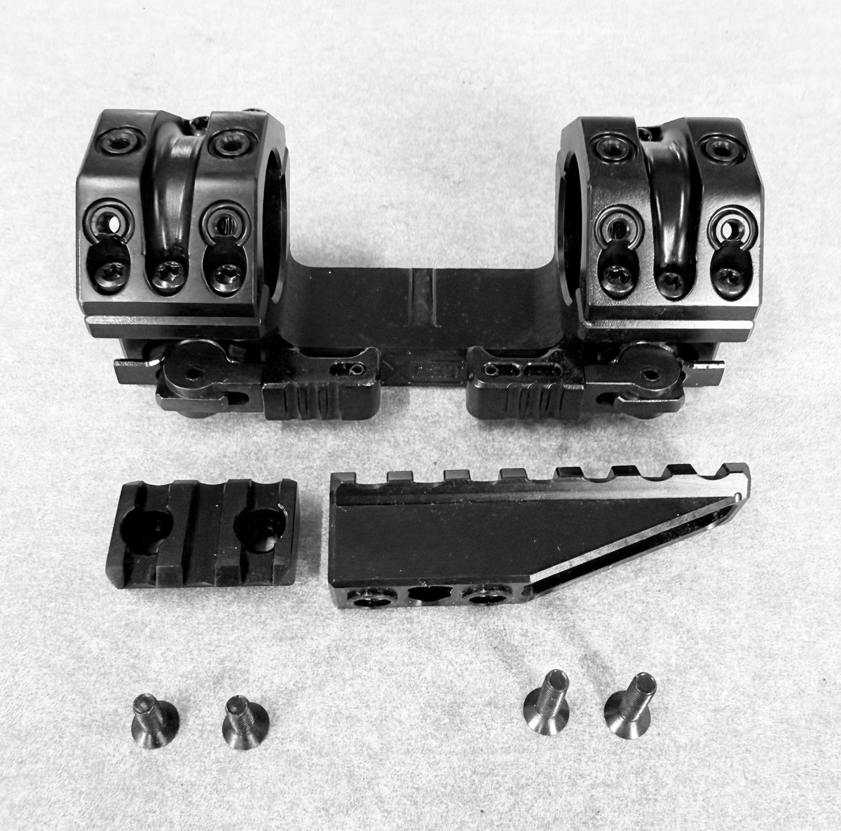Кронштейн 30мм наклон 0МОА высота 15мм. Моноблок с комплектом планок для установки дополнительного оборудования на верхние полукольца. Разработан и произведен ООО "ОКБ РОСТ". Предназначен для установки оптических прицелов на стрелковое оружие (винтовки/карабины).