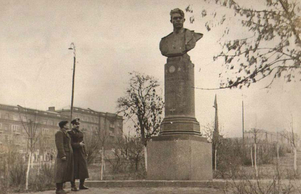 Бюст Александра Молодчего на Красной площади в Луганске. 1950 год.
На фото, в форме, сам Александр Молодчий (1920–2002) — лётчик, генерал-лейтенант авиации, дважды Герой Советского Союза