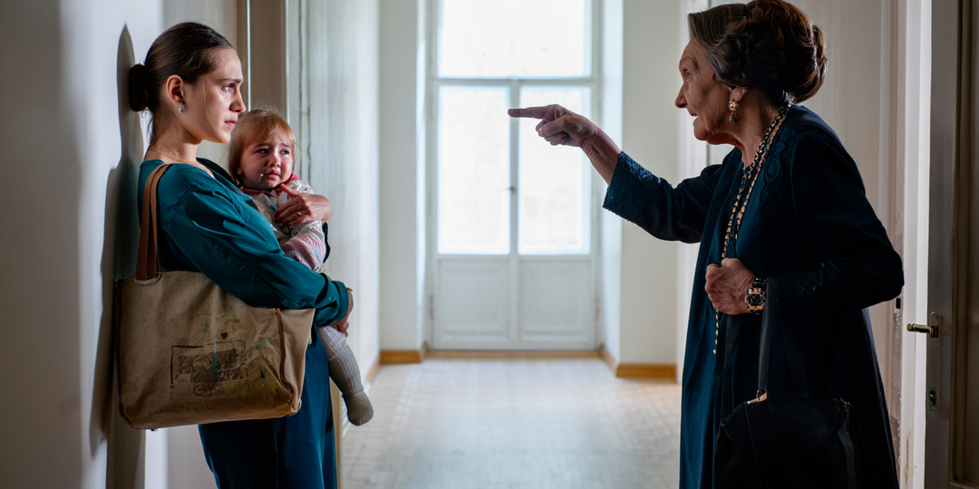 "— Вещи забирай, а ключ положи на тумбочку! — кричала свекровь, выгоняя невестку в дождь"