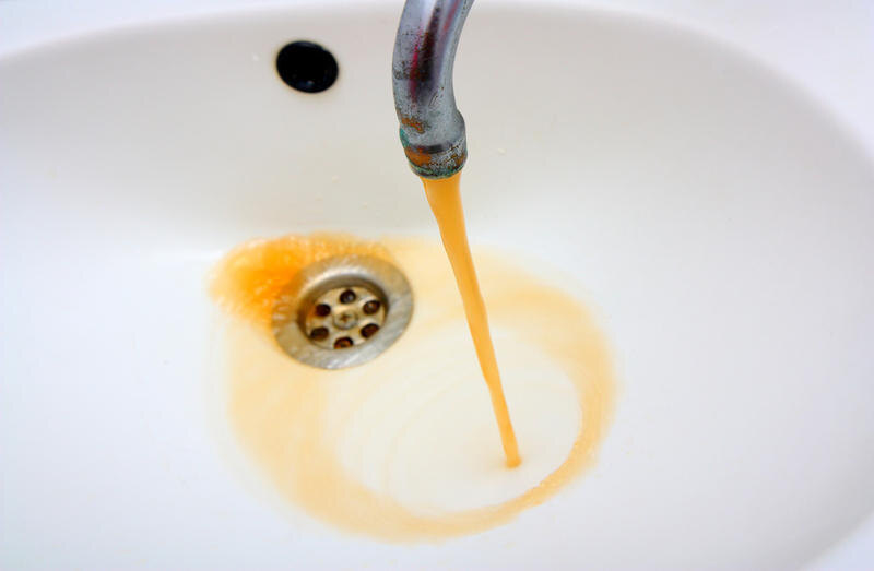 Из крана льется ржавая вода? Вы не обязаны за это платить. Как добиться перерасчета, если коммунальная услуга не соответствует стандартам