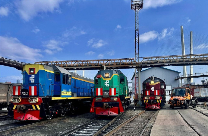 Многолетнее противостояние акционеров «Владивостокского морского рыбного порта» близится к завершению. ООО «ГЕОТЭКС» Сергея Дарькина намерена выкупить 47% акций у Александра Евдокимова и консолидировать не менее 98,9% капитала стивидорной группы. Профинансирует сделку Банк ВТБ, который предоставит кредит на сумму 18,7 млрд руб. под залог имущества ВМРП.