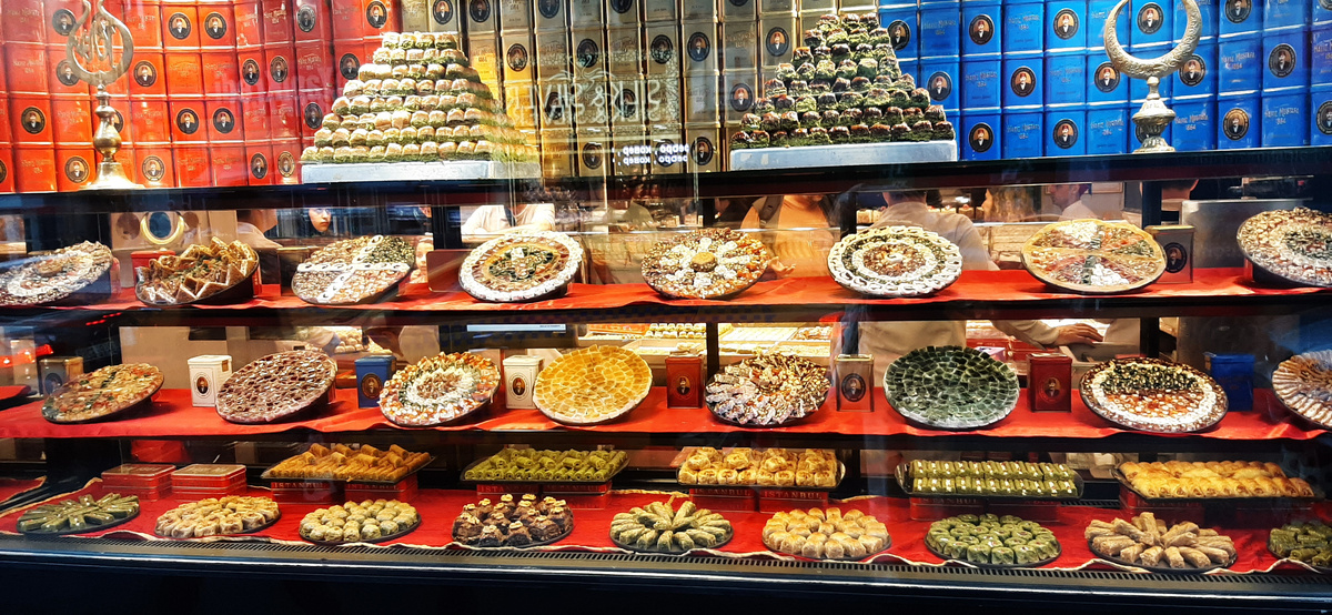 От изобилия сладостей текут слюнки))