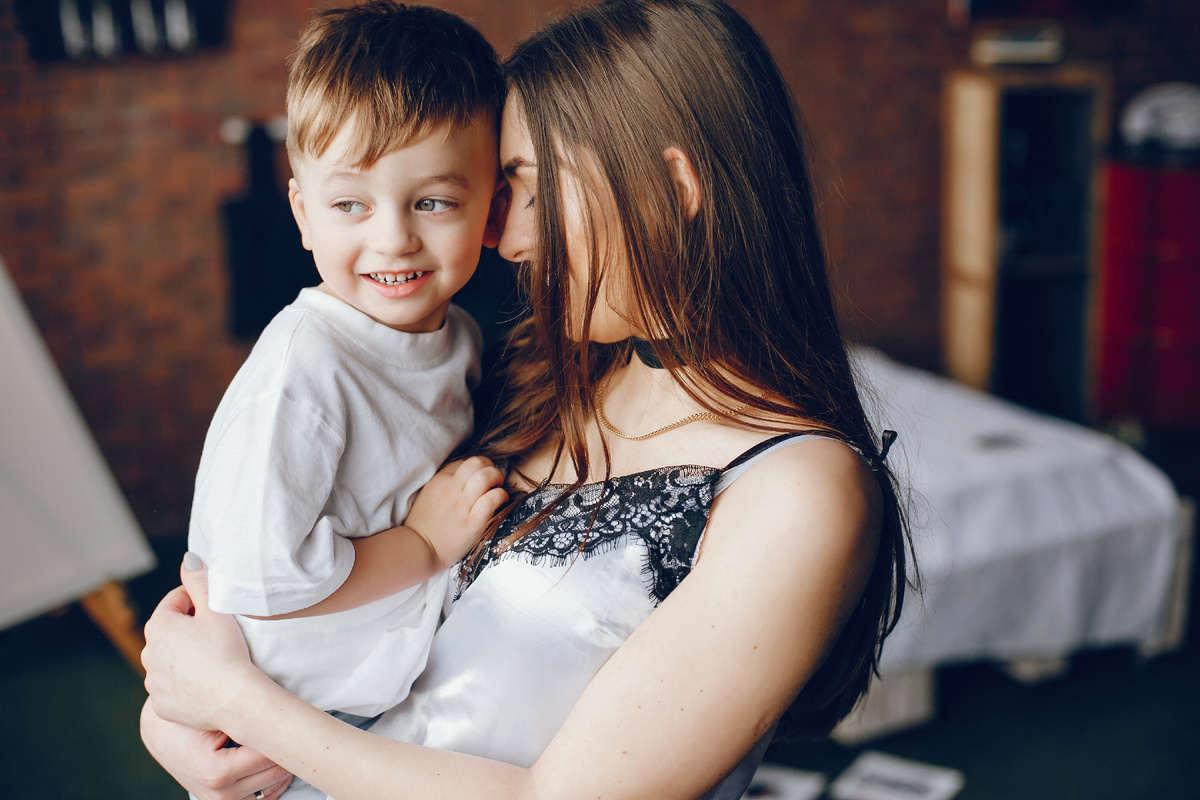 https://ru.freepik.com/free-photo/mother-with-little-son_3588881.htm#fromView=search&page=1&position=0&uuid=95d43af4-9fa3-47ed-8a76-d4727a4c9a72&query=%D0%B4%D0%B5%D0%B2%D1%83%D1%88%D0%BA%D0%B0+%D1%81+%D1%81%D1%8B%D0%BD%D0%BE%D0%BC