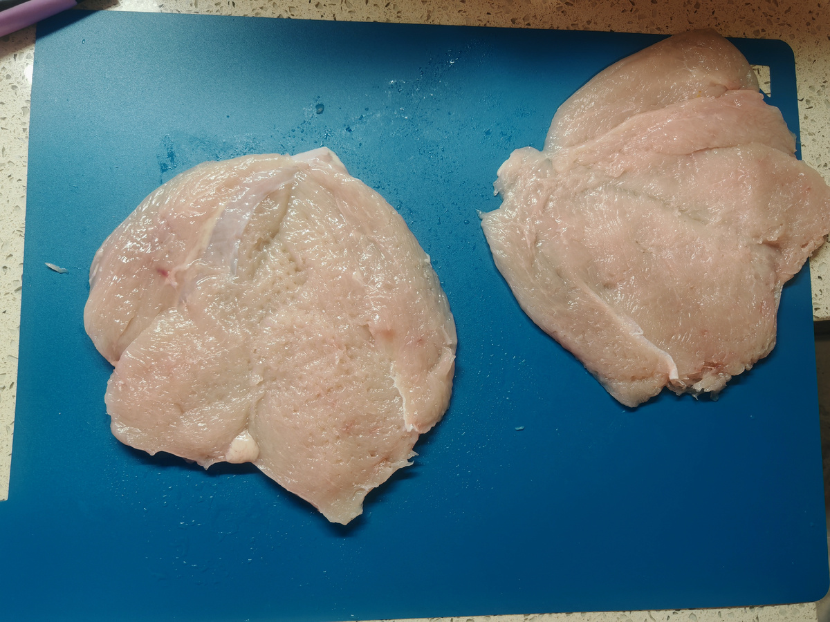 Грудки разрезаем вдоль и хорошенько отбиваем.