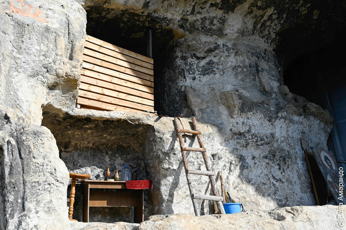 Челтер-Коба - в переводе с крымско-татарского означает «решетка-пещера» или «пещерная решетка»