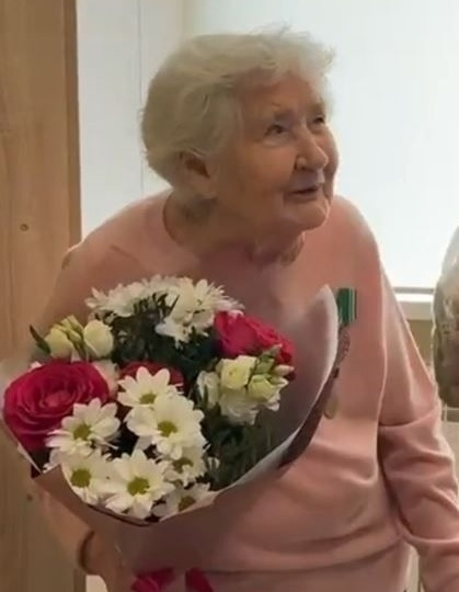 Бывшей узнице концлагеря вручили медаль «Город трудовой доблести»