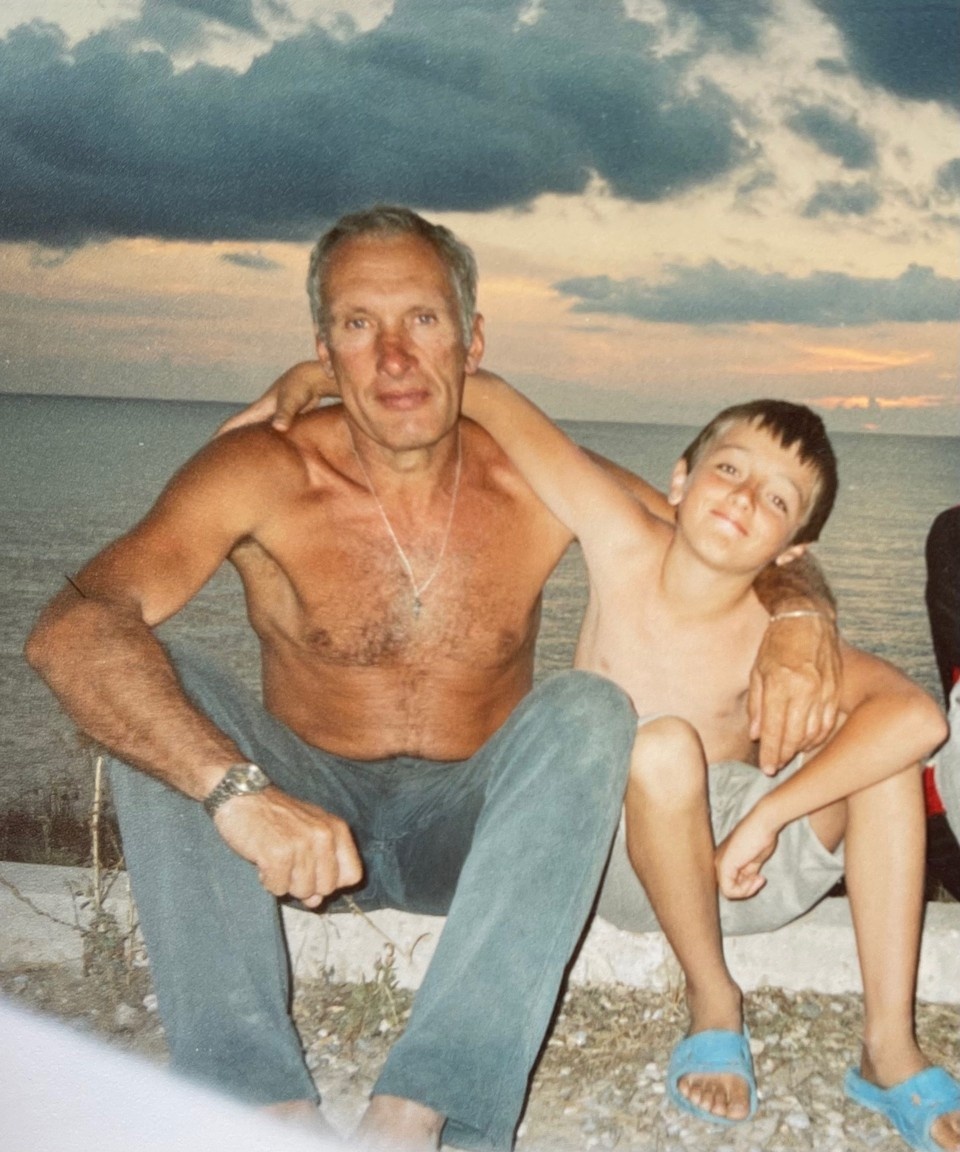    Монтировать и снимать помогает внук. Фото: Олег Вечный/Личный архив