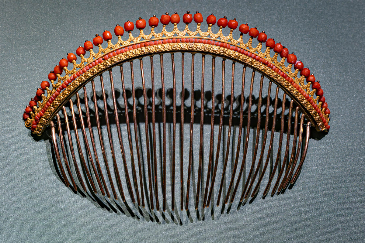 Гребень. Западная Европа, Франция. Первая четверть XIX в. Металл, кораллы. Из собрания П. И. Щукина. 1905 г.