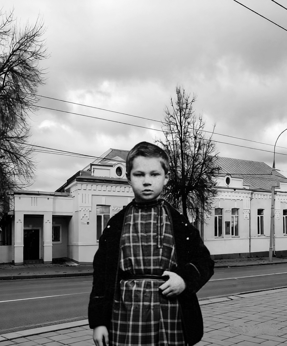 Сгенерированная фотография Серёжи Танеева на фоне дома, который стоит на месте родового дома семьи Танеевых. Дом Танеевых, к сожалению, сгорел.