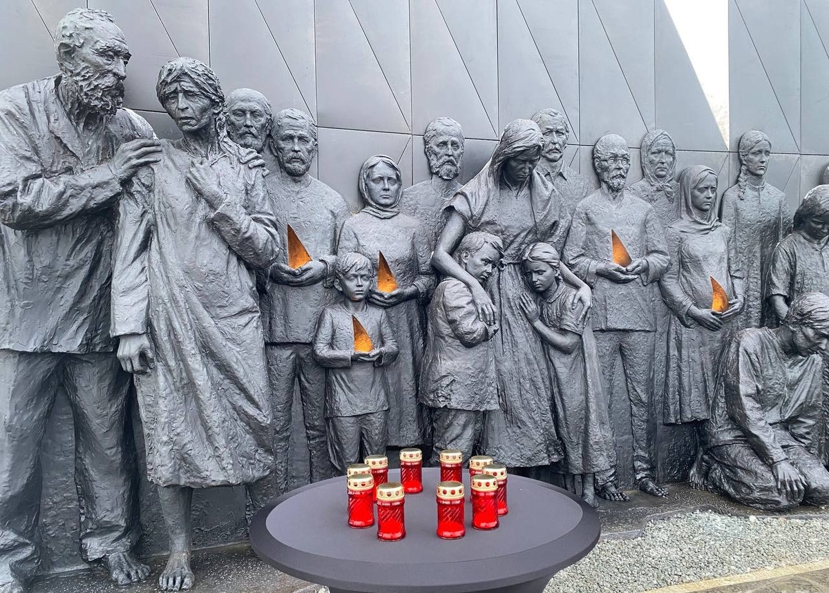 Фрагмент мемориала в память о мирных жителях СССР – жертвах нацистского геноцида в годы Великой Отечественной войны в деревне Зайцево Ленинградской области