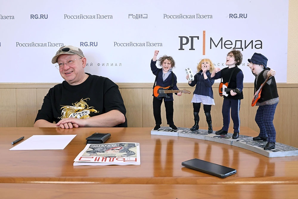    На встрече Александру Пантыкину показали работы кукольного мастера Татьяны Малицкой - это куклы лидеров "Агаты Кристи", "Насти", "Наутилуса Помпилиуса" и "Чайфа". Не хватает пока только куклы Пантыкина. / Татьяна Андреева/РГ