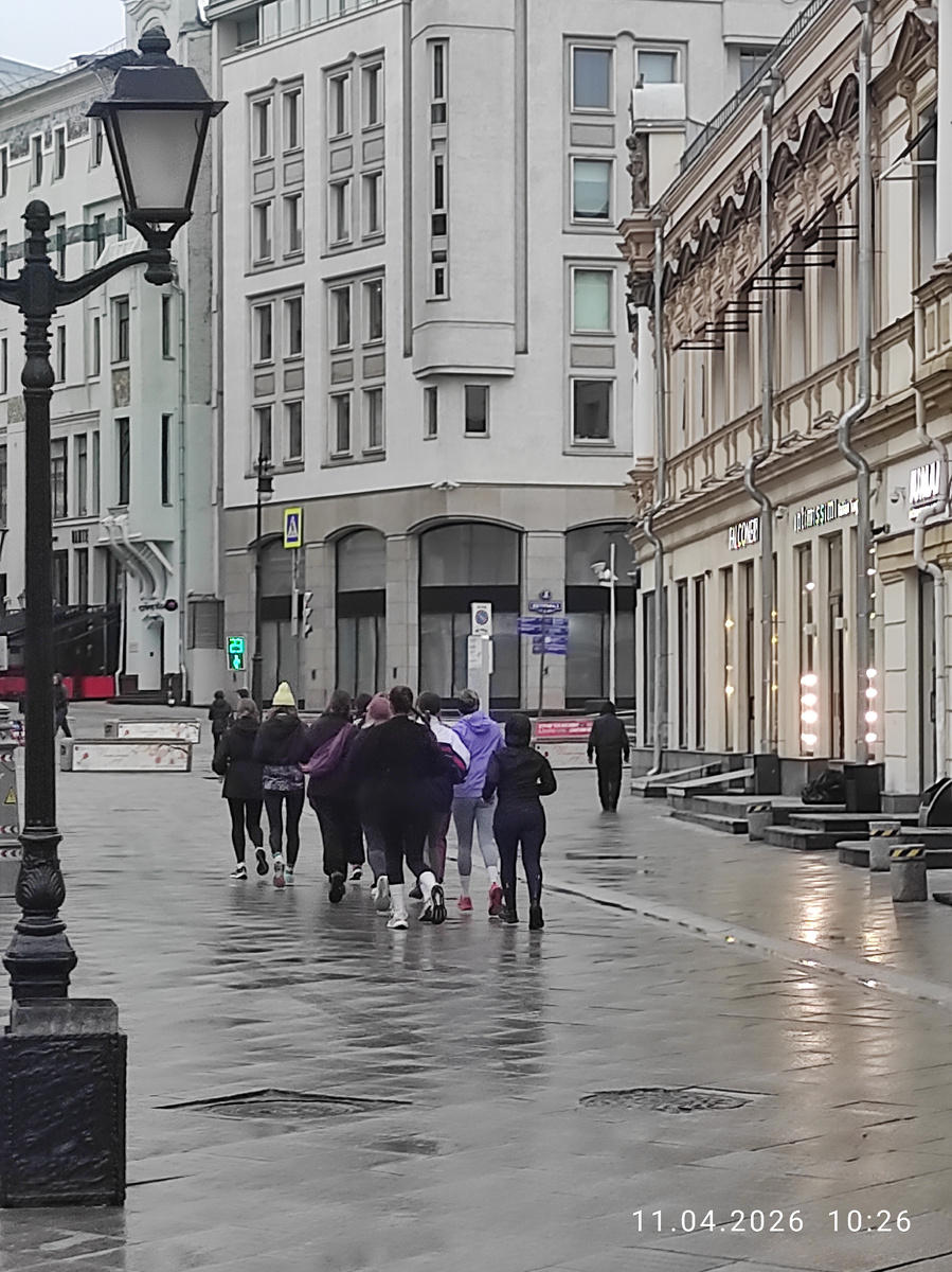 Центр Москвы - ЦУМ. Дождь. Девчонки бегут. А что, так можно было?