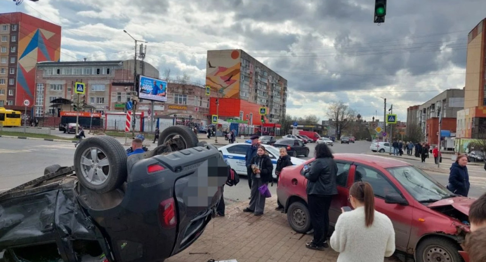 На центральном перекрёстке Тутаева в ДТП пострадал водитель иномарки