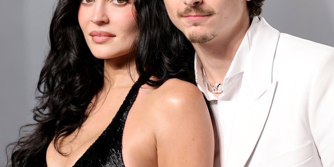 «Мама привела сына на вечеринку». Как выглядели Тимоти и Кайли на первое красной дорожке вместе