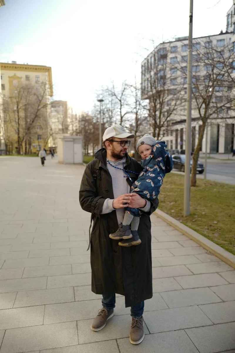 Вчера гулял в районе метро «Киевская». Место знаковое: здесь в студенческие годы родилась моя дочь, здесь же я начинал свой путь на Скорой помощи. 🚑Но ностальгия быстро сменилась профессиональной тревогой. Там, где в ковид висели таблички «Аренда», теперь на каждом шагу — частные клиники. Клиника одного доктора, другого...Я рад за коллег — бизнес растёт. Но мне страшно за людей. Такой бум медицины означает лишь одно: население катастрофически теряет здоровье. Мы заточены под лечение, а не под профилактику. Люди сгорают на работе, стрессуют, а потом несут все заработанные деньги врачам. И начинаются «круги ада».Чтобы не попасть в эту мясорубку, важно держать баланс в 5 сферах: 👇🔹 Движение. Ваше тело создано для перемещения в пространстве. Реализуйте этот ресурс, пока он не атрофировался. Больше ходите, чаще меняйте положение тела.🔹 Сон. Самый недооценённый фактор. Без сна ткани не восстанавливаются, а нервная система не «перезагружается».Качество сна — это качество вашей жизни.🔹 Социум. Одиночество убивает. Мы — стайные существа, и изоляция для нас — биологический стресс. Чтобы быть здоровым, нужно быть нужным.🔹 Топливо (Питание).✅ Да: мясо, рыба, яйца, зелень, цельные крупы.❌ Нет: сахар, трансжиры (маргариновый «пластик») и рафинированная мука.🔹 Психика и Смех. Тревожные живут меньше. Те, кто умеет с юмором смотреть в лицо трудностям — дольше и ярче.Я уверен: качество прожитых лет важнее их количества. И в любом возрасте человек должен быть:1) Активным и продуктивным.2) Счастливым.3) Нужным людям (учить других, нести добро).Если каждый из нас займется  балансировкой всех сфер собственной жизни, то он будет здоровее, а мир наших детей станет гораздо лучше! ❤️ Хотите быть здоровыми и счастливыми?Подписывайтесь на мой новый канал в MAX:👉https://max.ru/join/M-_K5vxGaDzutIVXgFLCrK0c3Ablyq7qWyDxf81JhKk#антонслотин #восстановлениеиздоровье #искусствожить #профилактика #здоровье40 #москвакиевская