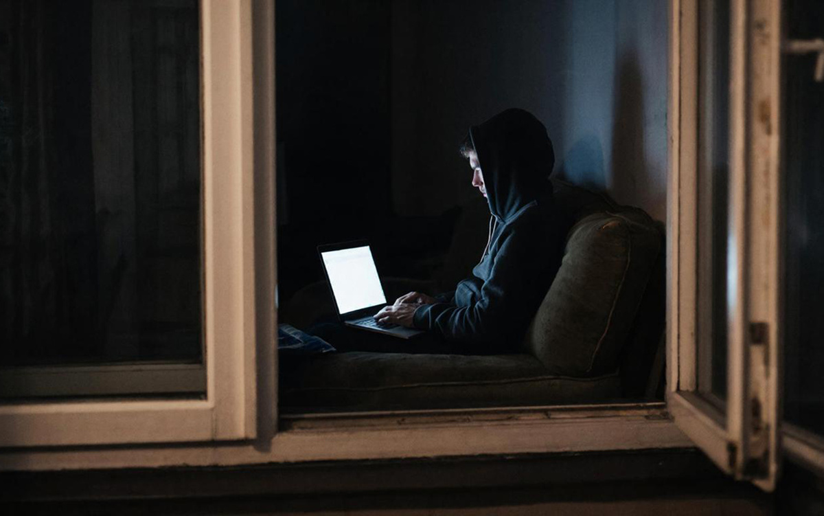 Россиян втягивают в сложные мошеннические сценарии через доступ к «Госуслугам».  Фото: Изображение сгенерировано с помощью ИИ / Светлана Возмилова