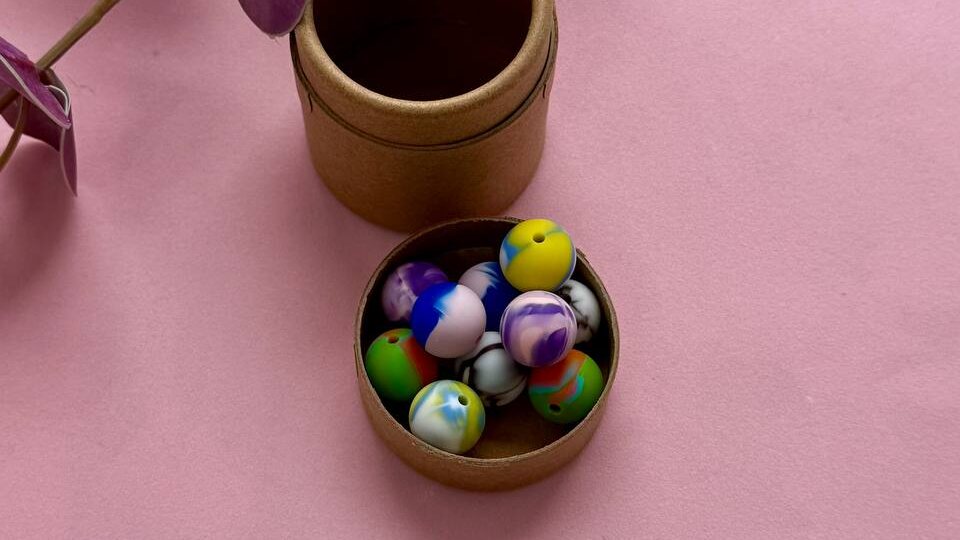 Пусть с копьями и стрелами играются мужчины и купидоны, а мы будем защищать свое вязание милыми и яркими стопперами для спиц