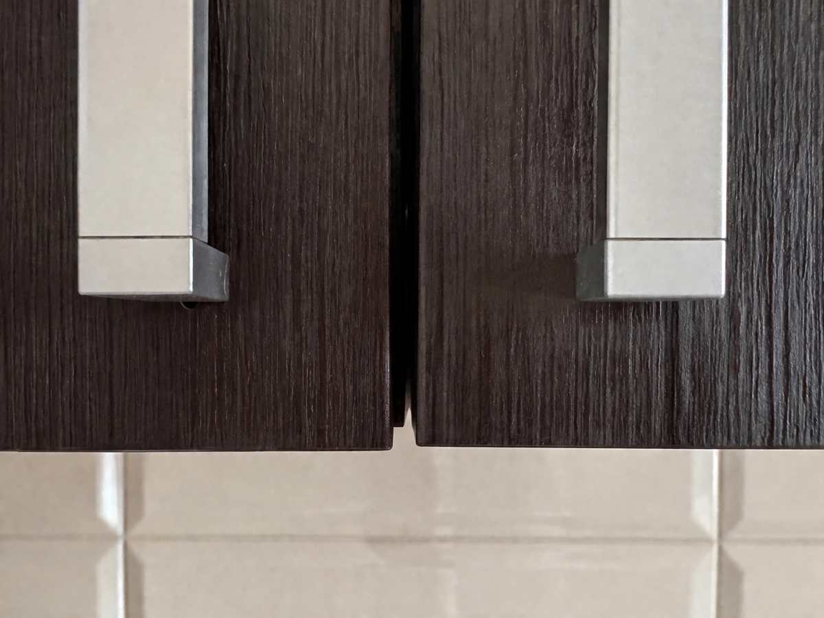 Типичный дефект дешёвой мебели: нарушение геометрии фасадов со временем