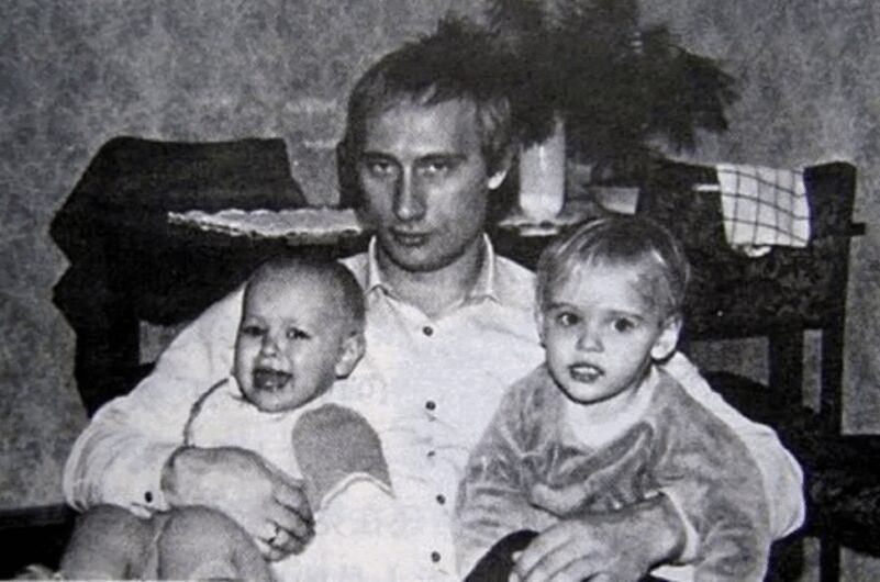 Владимир Путин с дочерями. Фото:  КП