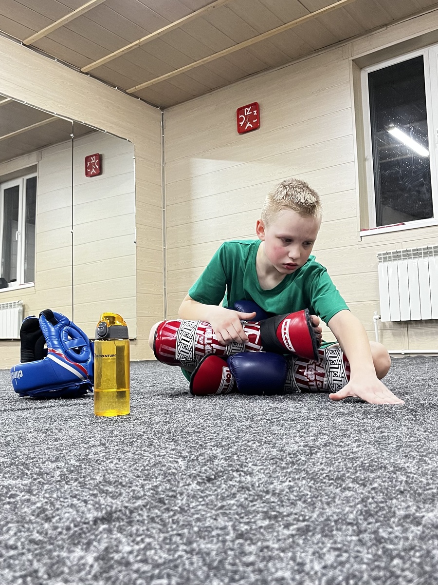 Отходит от удара