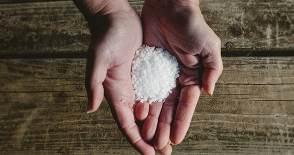 Посыпьте соль прямо на стол - на срочные нужные деньги, желания!