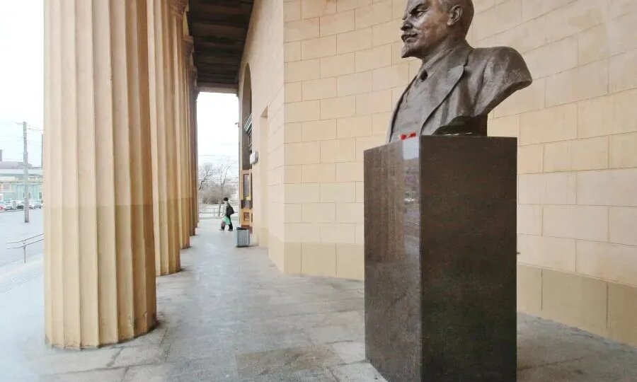 В честь В. И. Ленина и членов его семьи названо два астероида главного пояса